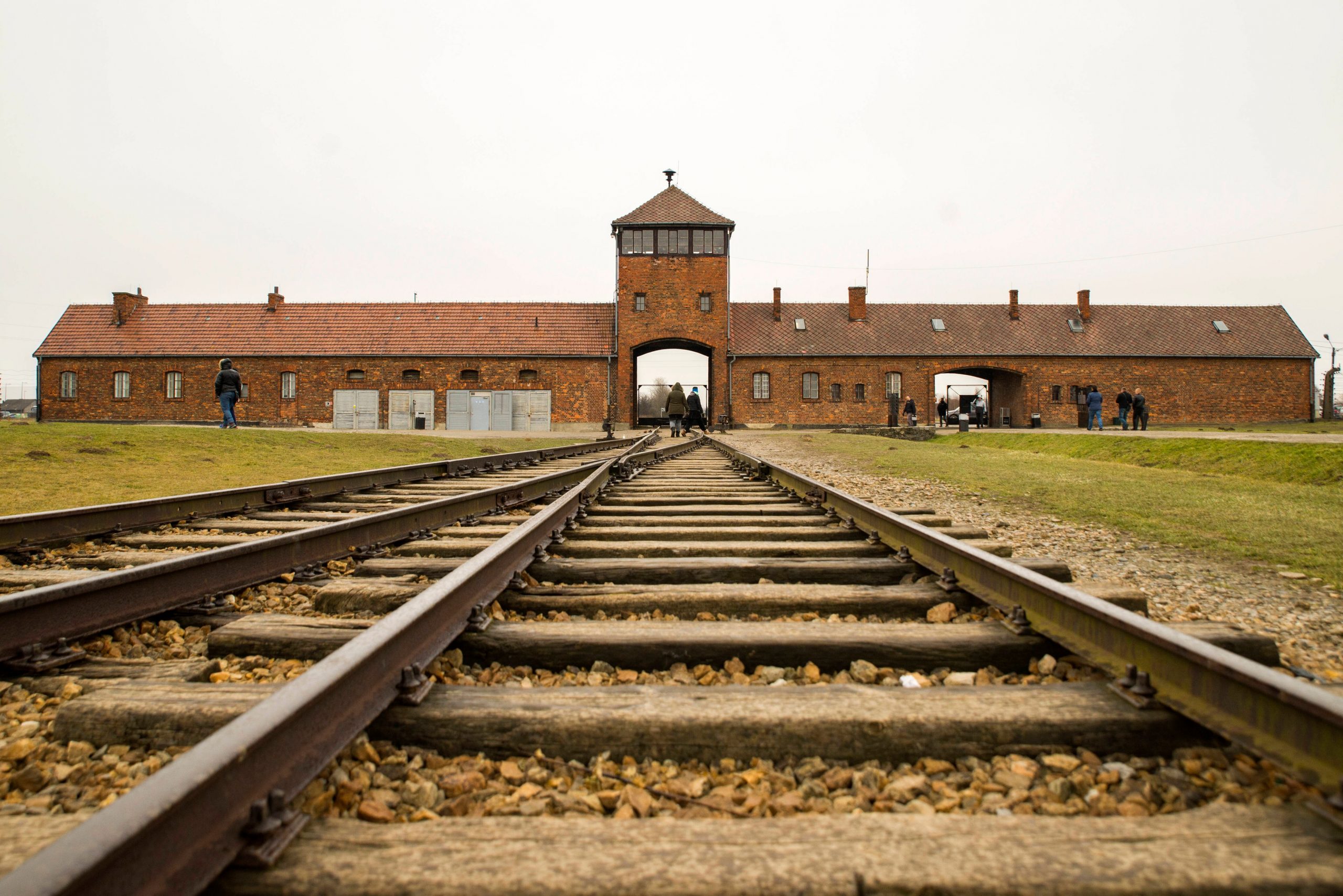 Auschwitz: O Legado do Holocausto na Memória Coletiva