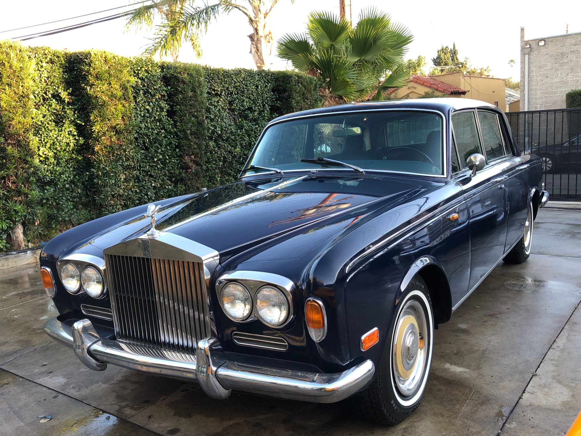 A História e Inovação da Rolls Royce no Mercado Automotivo