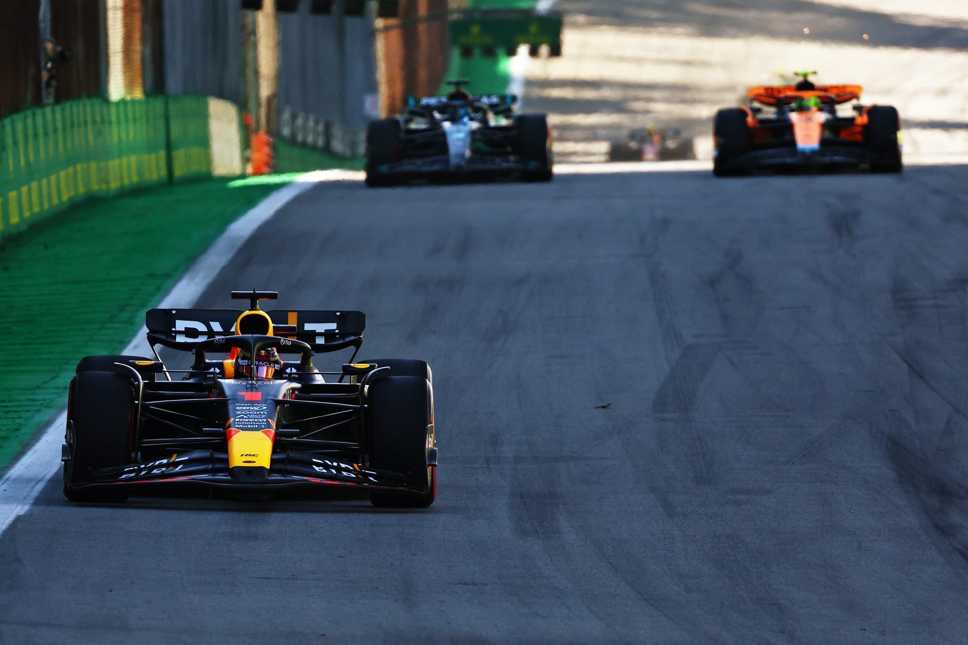 A Banda F1 ao Vivo: Energia e Talento em Cena