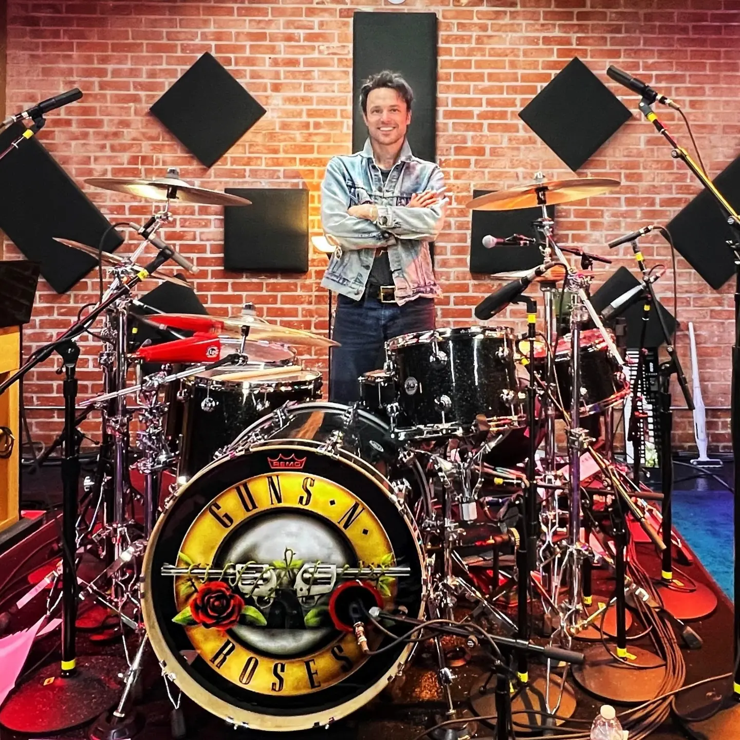 Felicitando o Talento de Isaac Carpenter, o Baterista Inovador