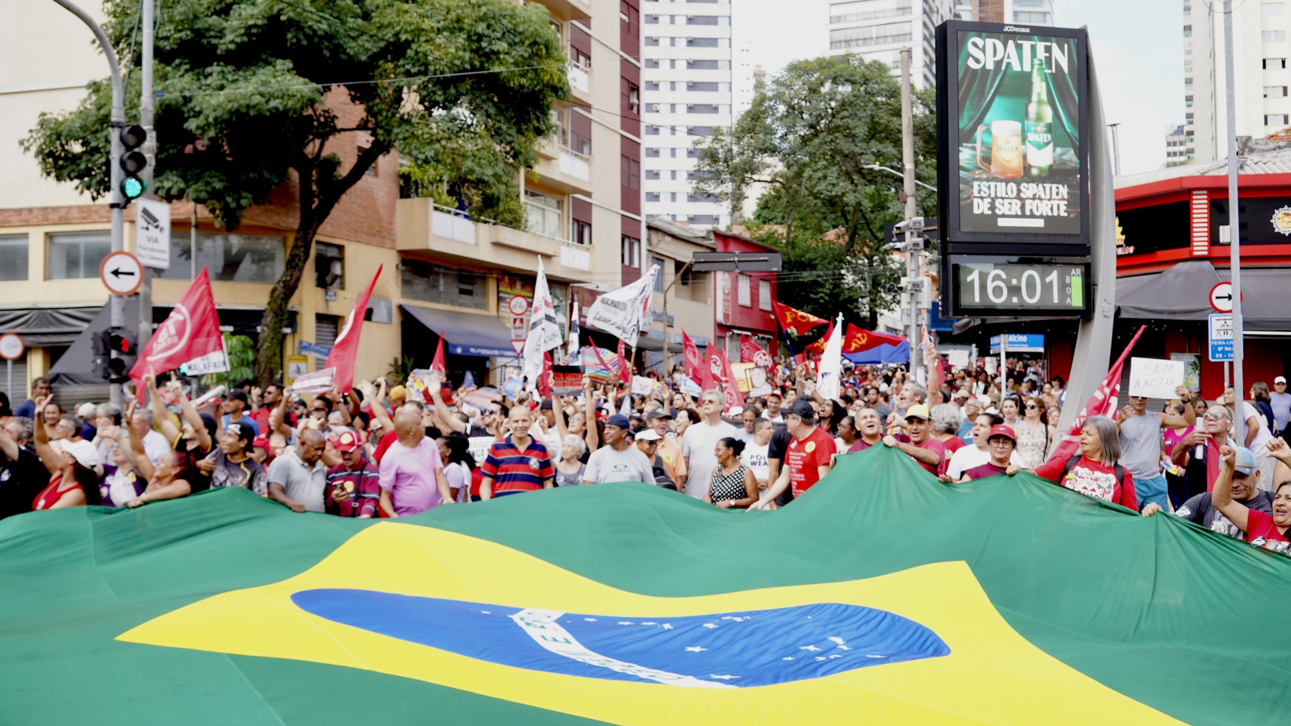 Cidadãos Protestam Contra a Anistia em São Paulo
