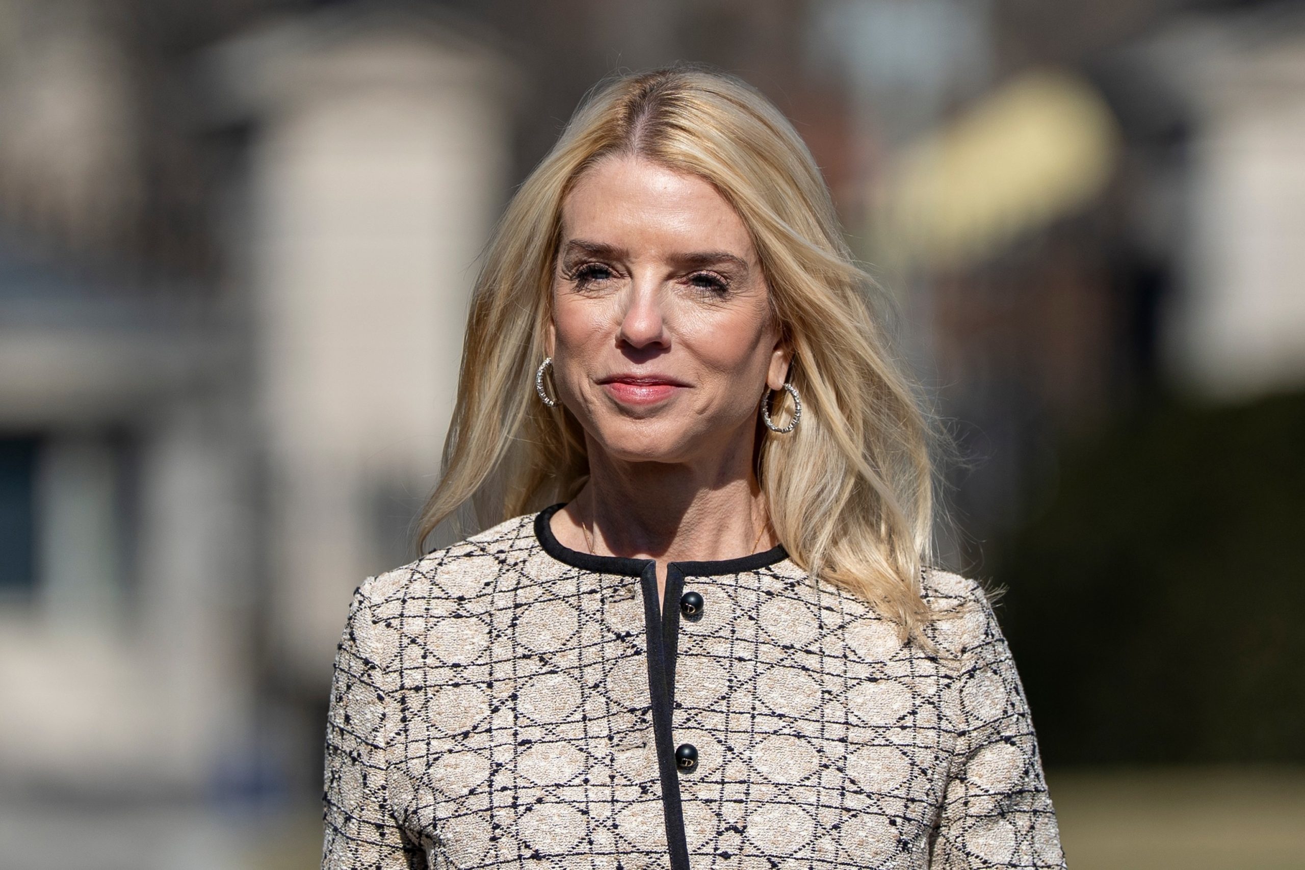 Pam Bondi: Uma Análise da Sua Trajetória e Contribuições