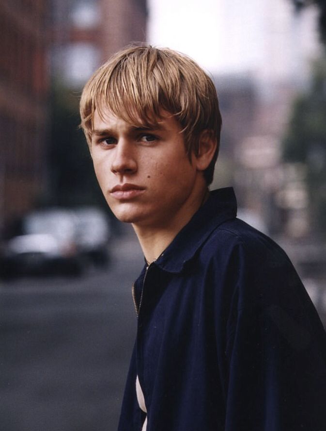 A Trajetória de Charlie Hunnam e Seus Projetos Recentes