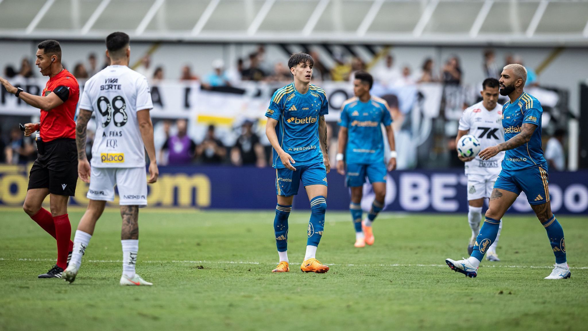 Santos Vence Cruzeiro por 3 a 0 e Garante Permanência na Série A