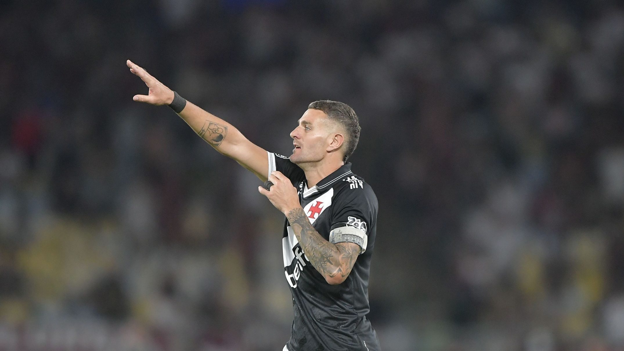 Vasco vence Fluminense de virada e abre vantagem na semifinal da Copa do Brasil