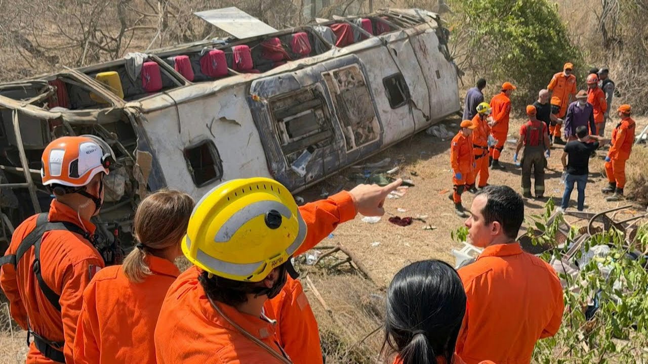 Acidente com ônibus de romeiros deixa ao menos 15 mortos na AL-220