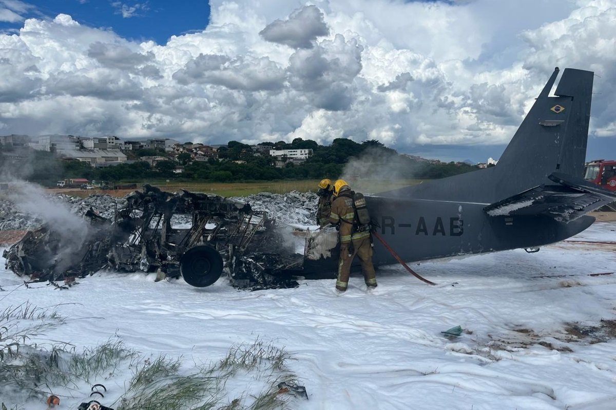 Avião caiu em Capão da Canoa e atingiu restaurante: informações iniciais