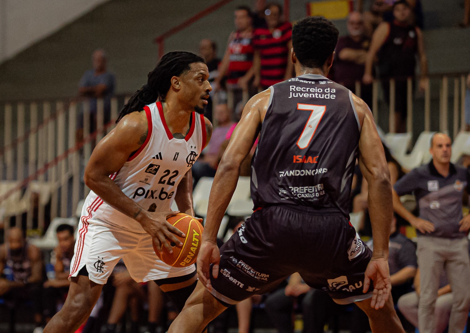 Caxias do Sul vence Flamengo por 76-74 em confronto equilibrado