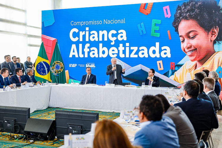 Criança alfabetizada: por que importa e como promover