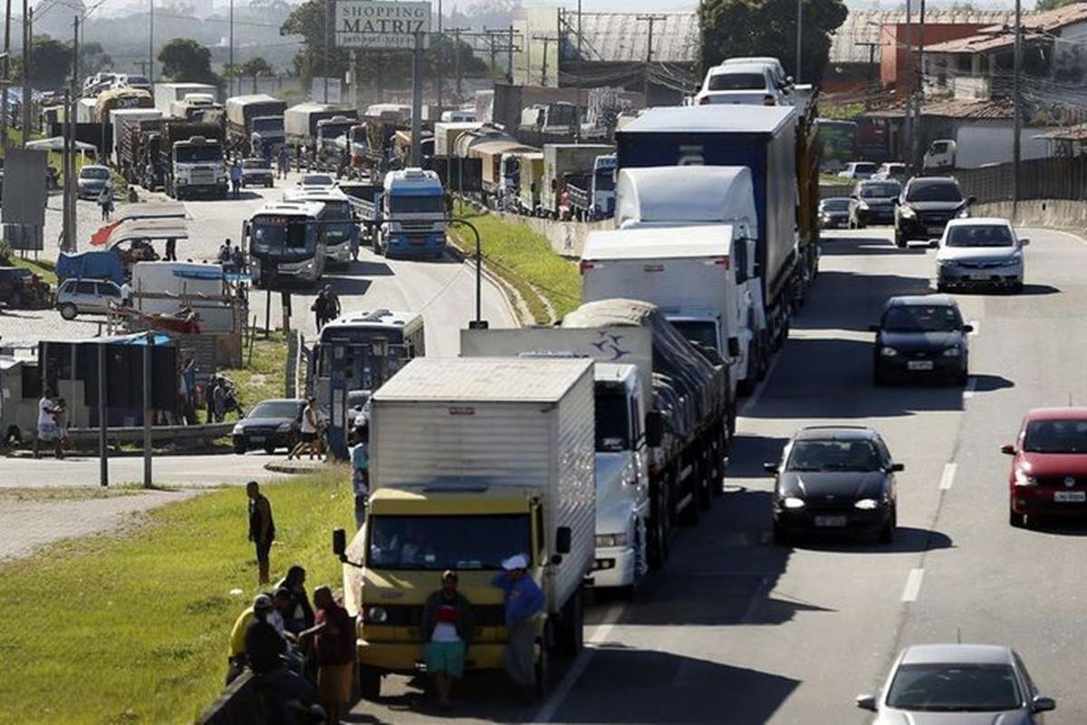 Paralisação de caminhoneiros: causas, efeitos e previsões