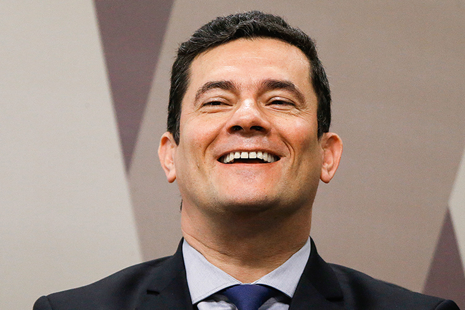 Sérgio Moro chama atenção em coletiva de Flávio Bolsonaro